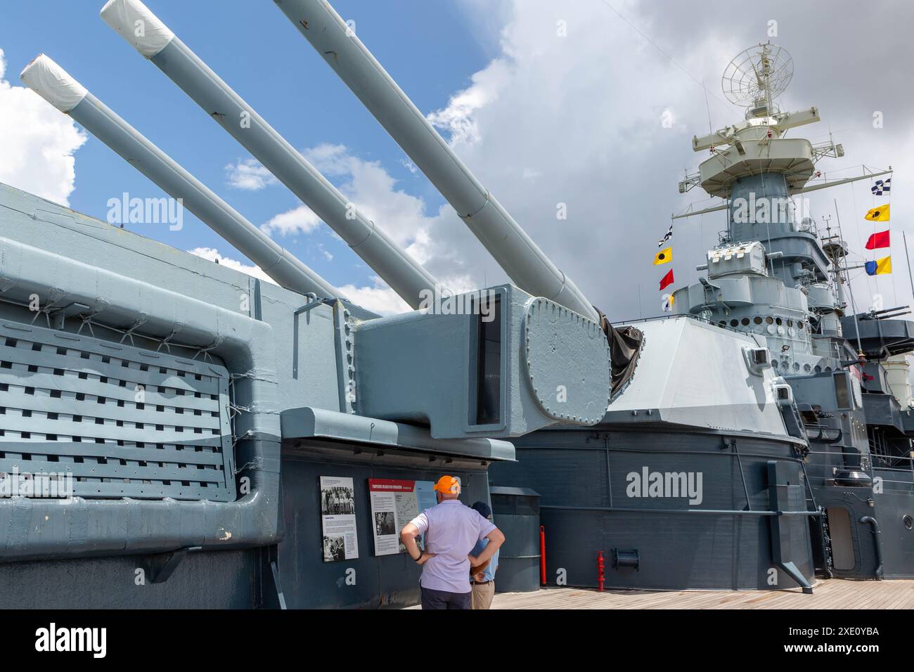Fayetteville, NC / USA - 22 juin 2024 : un visiteur du parc lit des informations sur les canons Mark 6 de 16 pouces sur l'USS North Carolina. Banque D'Images