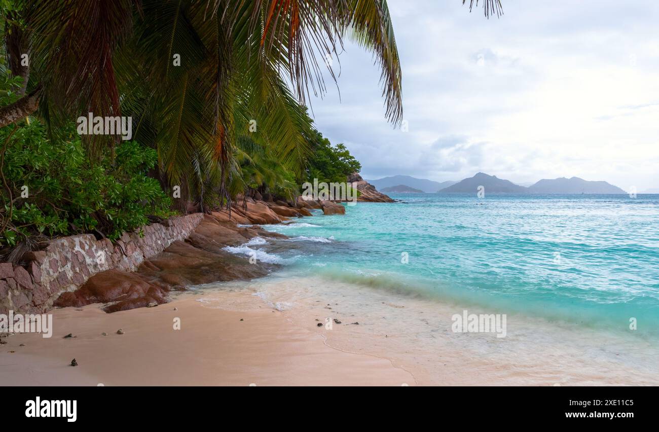 Paysage côtier de l'île de la Digue, Seychelles. Plage d'Anse sévère Banque D'Images