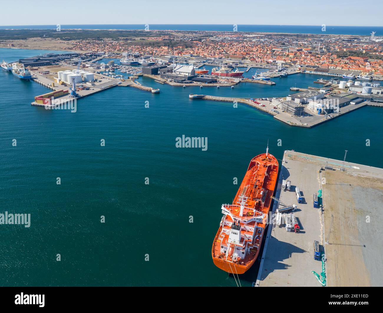 Le navire-citerne avec du pétrole est déchargé dans les camions de carburant au port. Banque D'Images