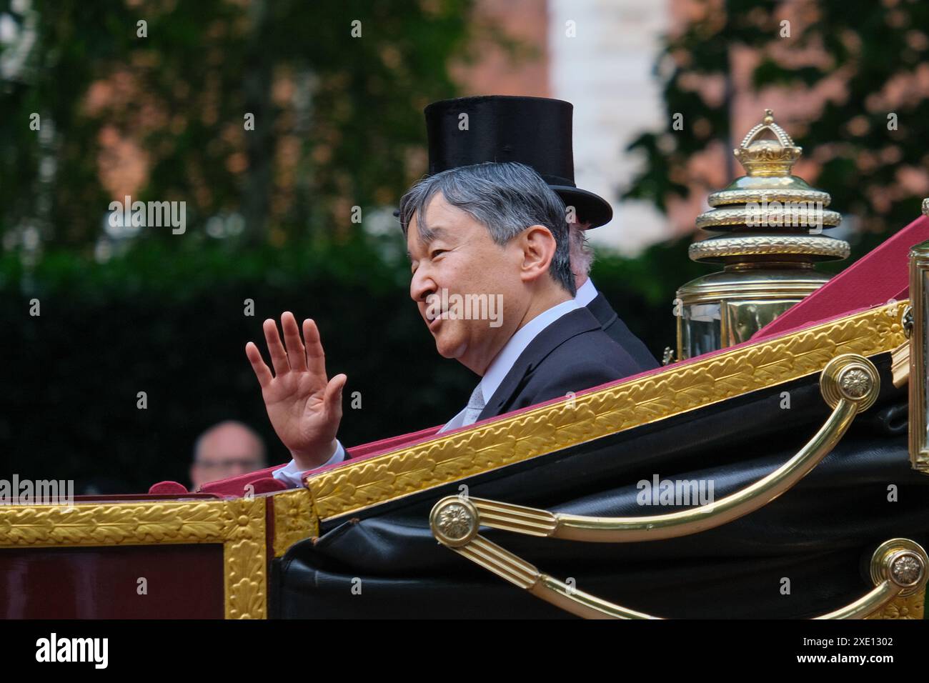 Londres, Royaume-Uni, 25 juin 2024. Le roi Charles III et l'empereur Naruhito montent ensemble dans une procession en calèche sur le Mall jusqu'au palais de Buckingham, après une cérémonie de bienvenue dans la parade des gardes à cheval le premier d'une visite d'État de trois jours de l'empereur et impératrice du Japon. Crédit : onzième heure photographie/Alamy Live News Banque D'Images