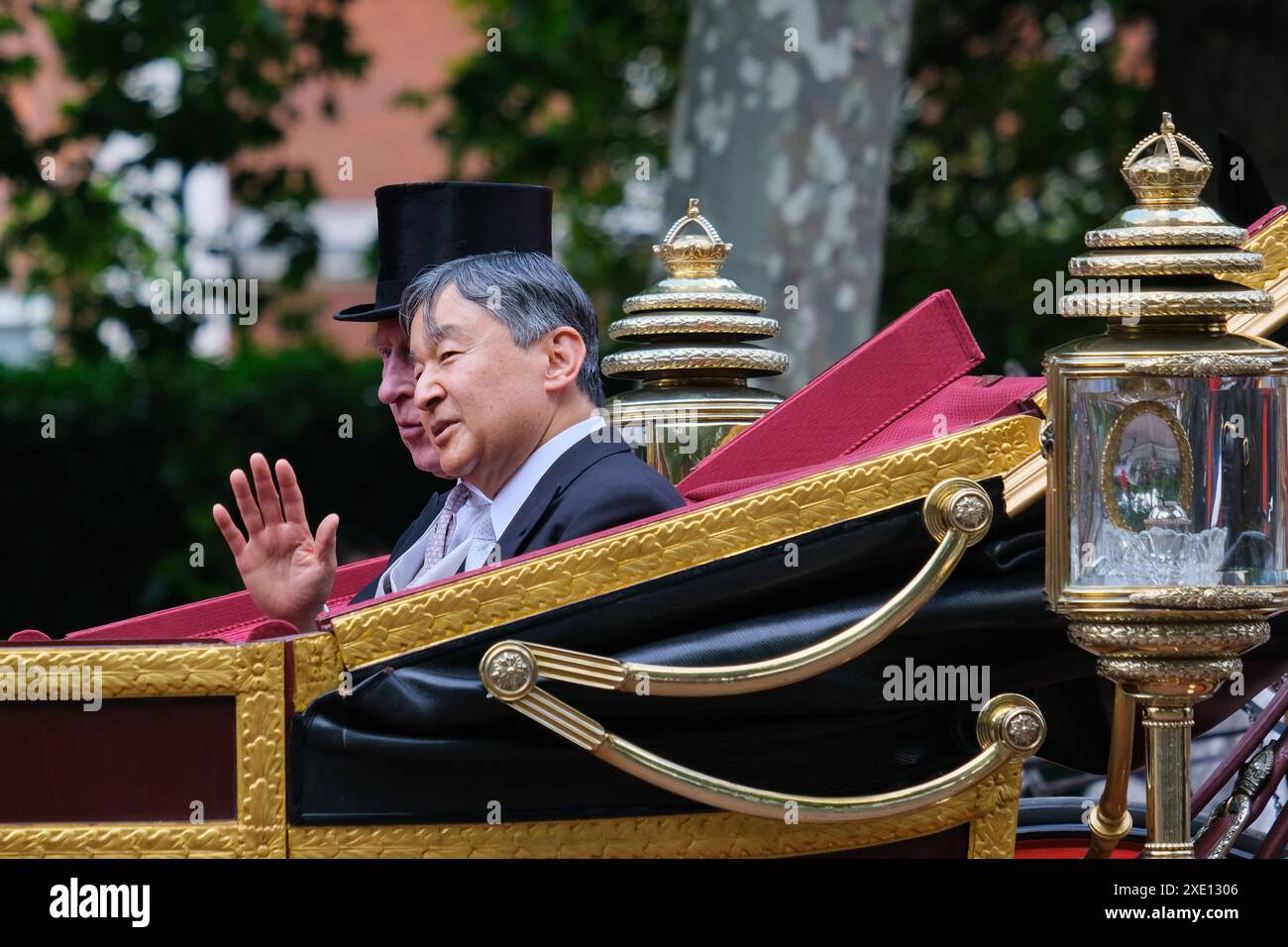 Londres, Royaume-Uni, 25 juin 2024. Le roi Charles III et l'empereur Naruhito montent ensemble dans une procession en calèche sur le Mall jusqu'au palais de Buckingham, après une cérémonie de bienvenue dans la parade des gardes à cheval le premier d'une visite d'État de trois jours de l'empereur et impératrice du Japon. Crédit : onzième heure photographie/Alamy Live News Banque D'Images