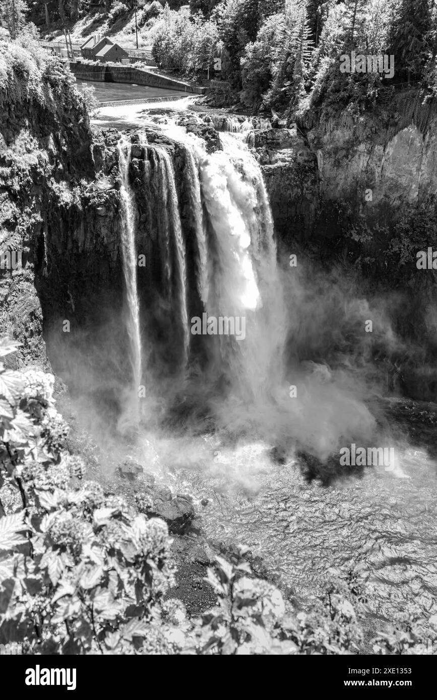 De l'eau jaillit aux chutes de Snoqualmie dans l'État de Washington. Banque D'Images