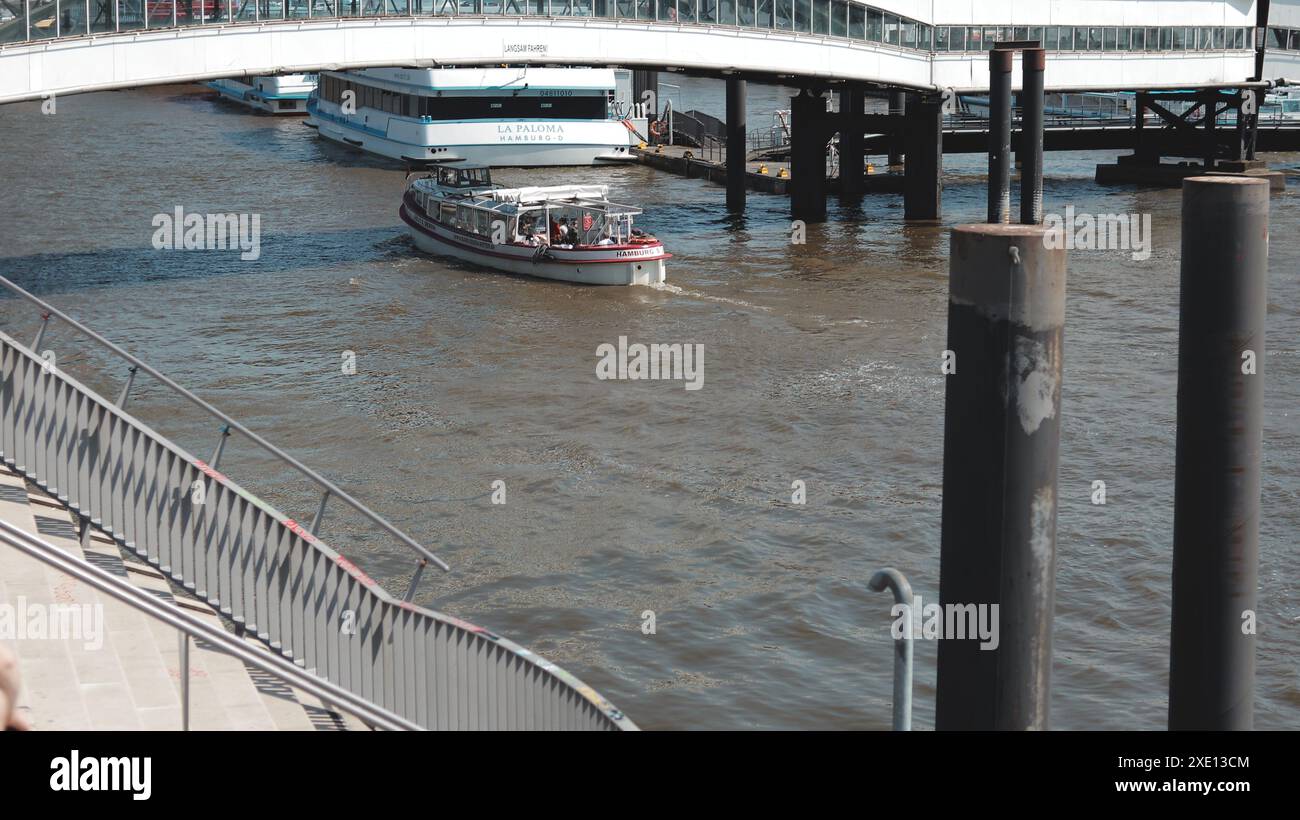 Petit navire sous un pont dans un port (Hambourg, Allemagne) Banque D'Images