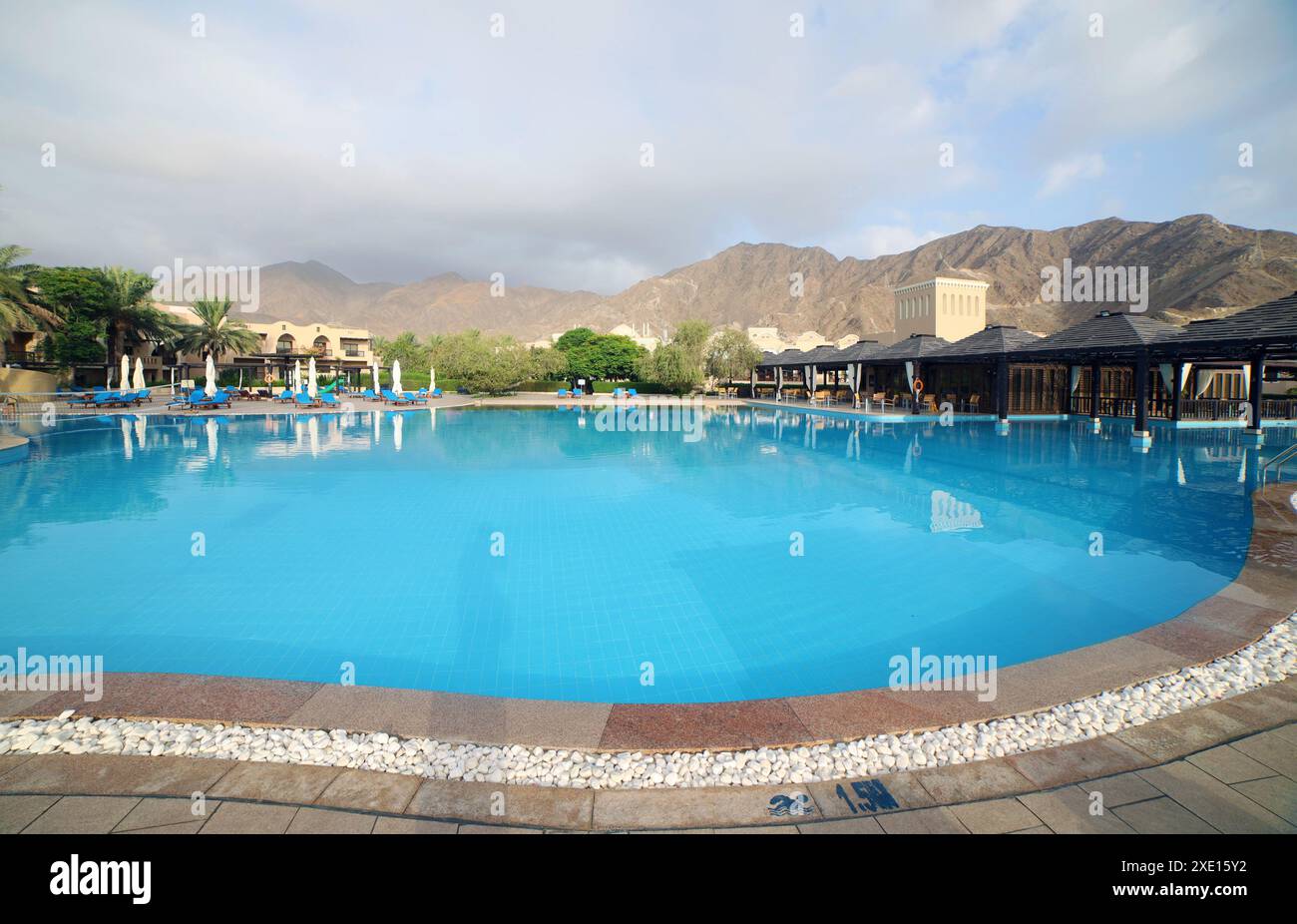 Cour de l'hôtel Miramar avec une immense piscine et des collines en arrière-plan Banque D'Images