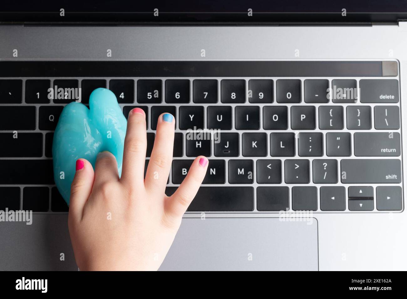 Clavier nettoyant les mains au-dessus de la vue de dessus avec composé gel bleu Banque D'Images