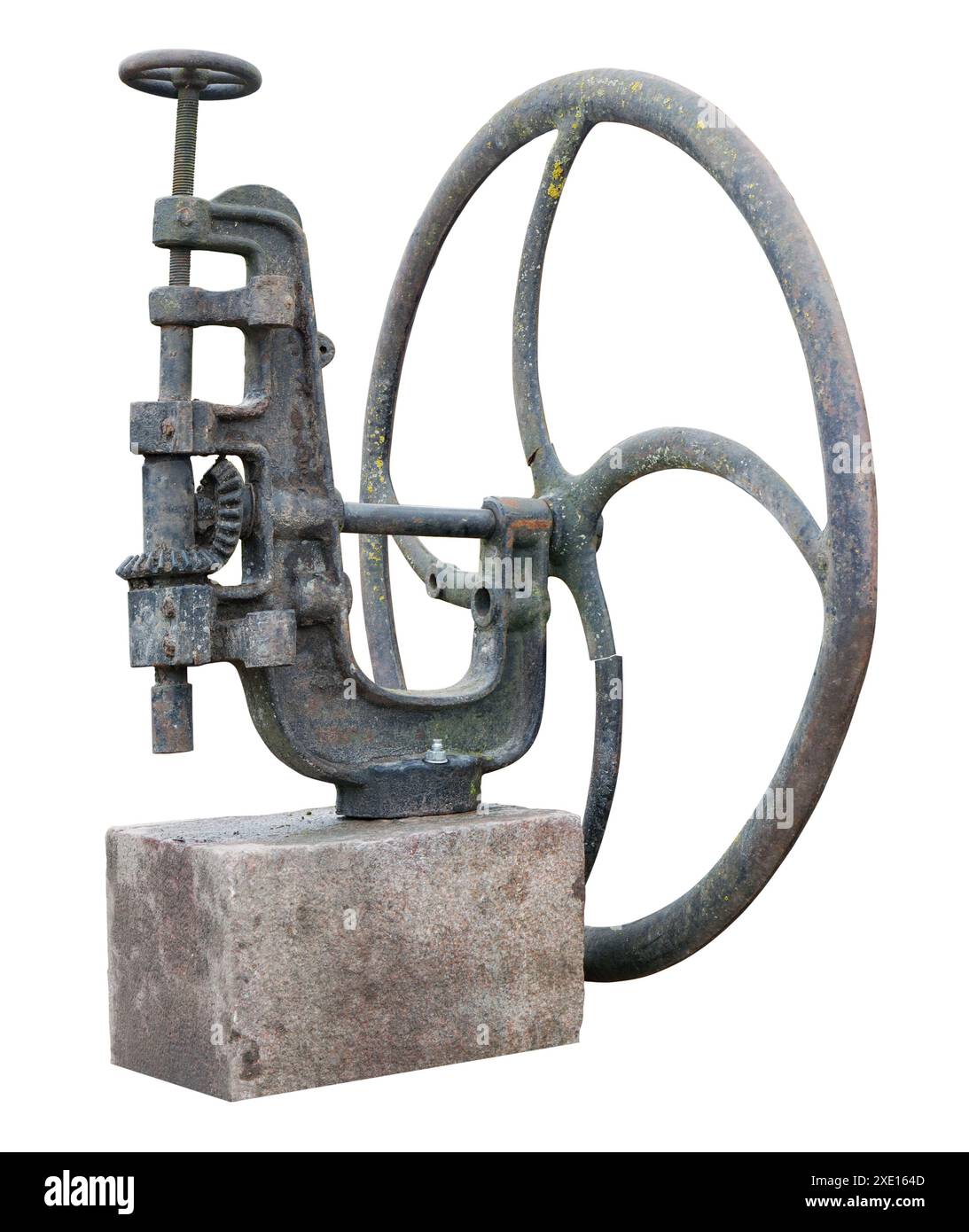 Vieux mécanisme rouillé avec une roue et des engrenages isolés Banque D'Images