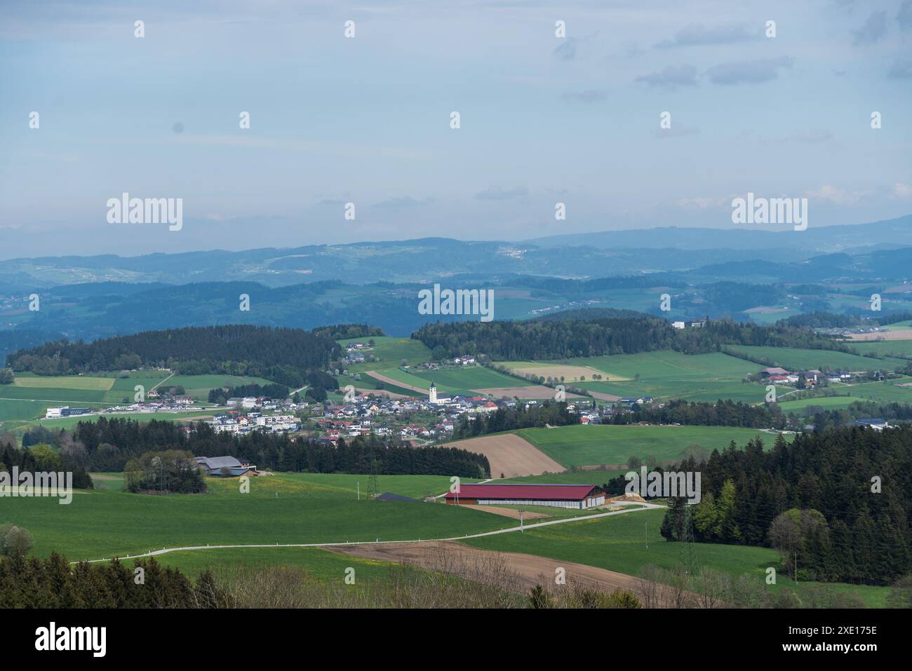 Paysage vallonné dans le Muehlviertel avec la communauté rurale Putzleinsdorf Banque D'Images