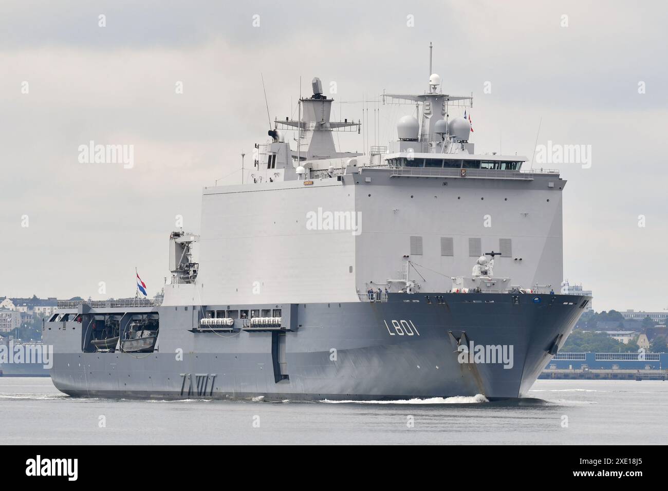 Quai de plate-forme d'atterrissage L801 HNLMS JOHAN DE WITT au départ de Kiel Banque D'Images