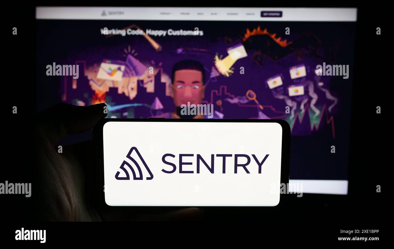 Personne tenant le téléphone portable avec le logo de la société américaine Functional Software Inc (Sentry) devant la page Web de l'entreprise. Concentrez-vous sur l'affichage du téléphone. Banque D'Images