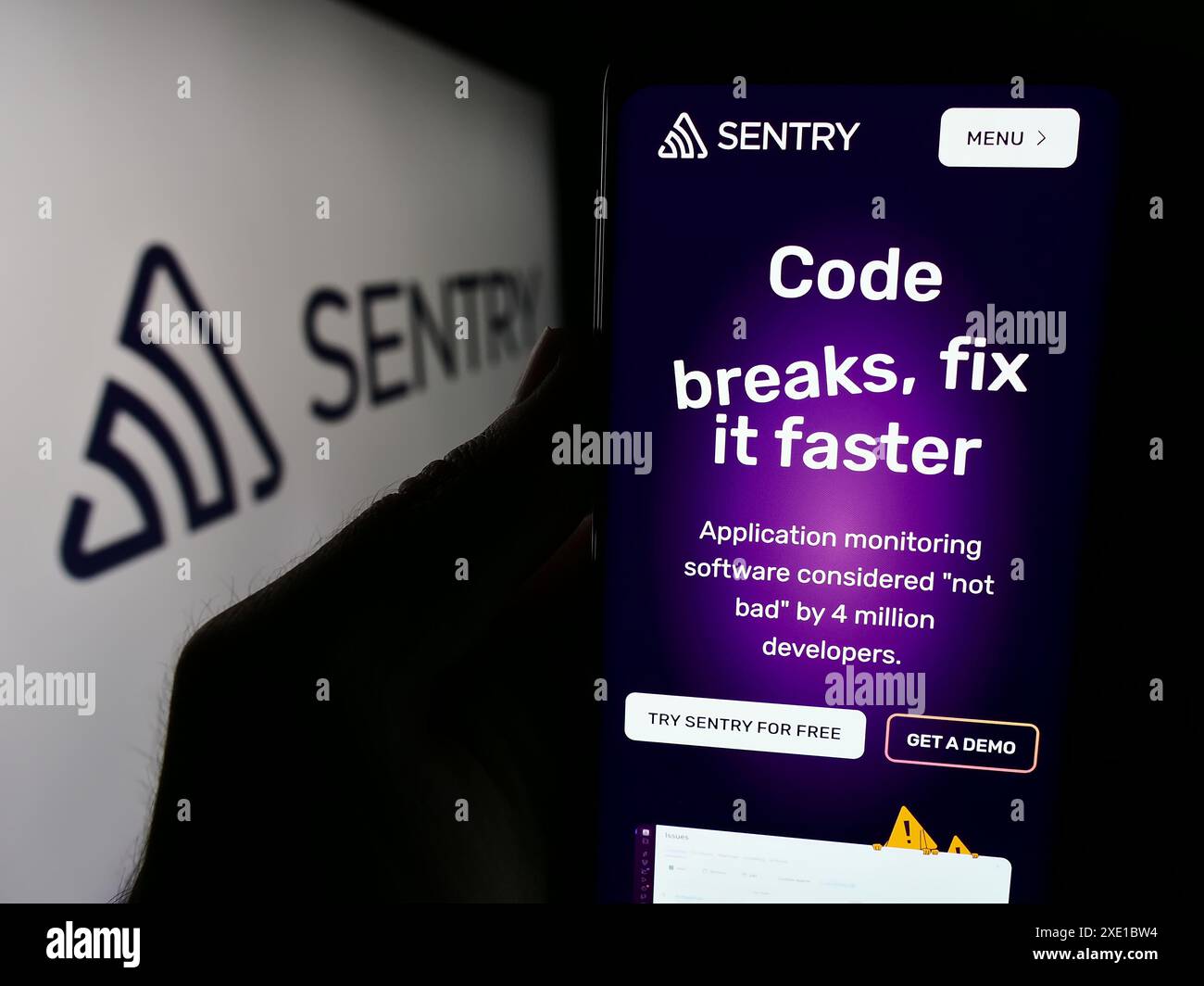 Personne tenant le téléphone portable avec la page Web de la société américaine Functional Software Inc (Sentry) devant le logo. Concentrez-vous sur le centre de l'écran du téléphone. Banque D'Images