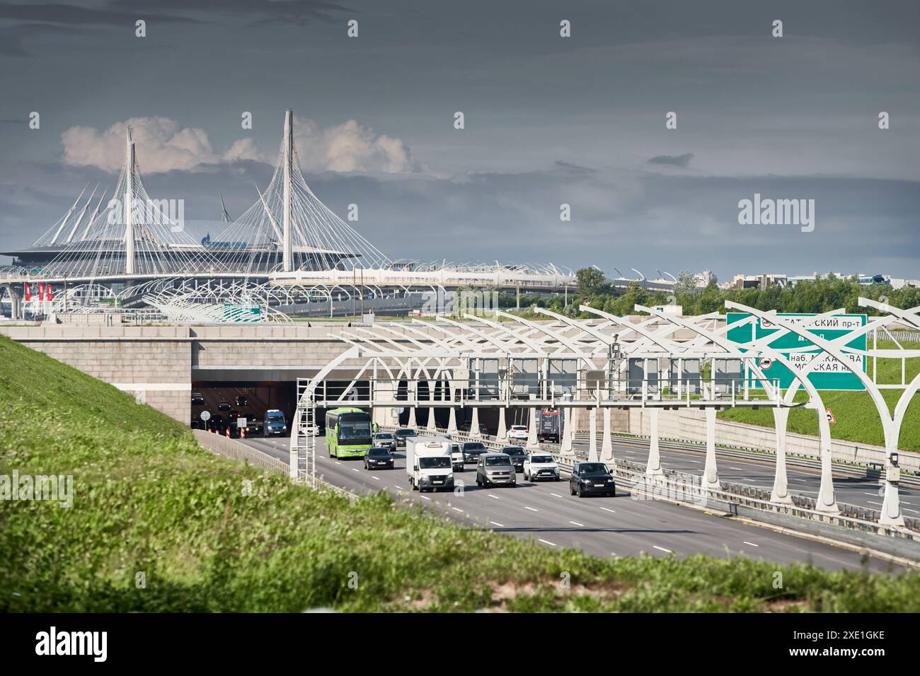 Russie,. Petersburg, 07 juillet 2023 : autoroute de l'ouest à grande vitesse diamètre par temps clair et ensoleillé, pelouses vertes le long de la Banque D'Images