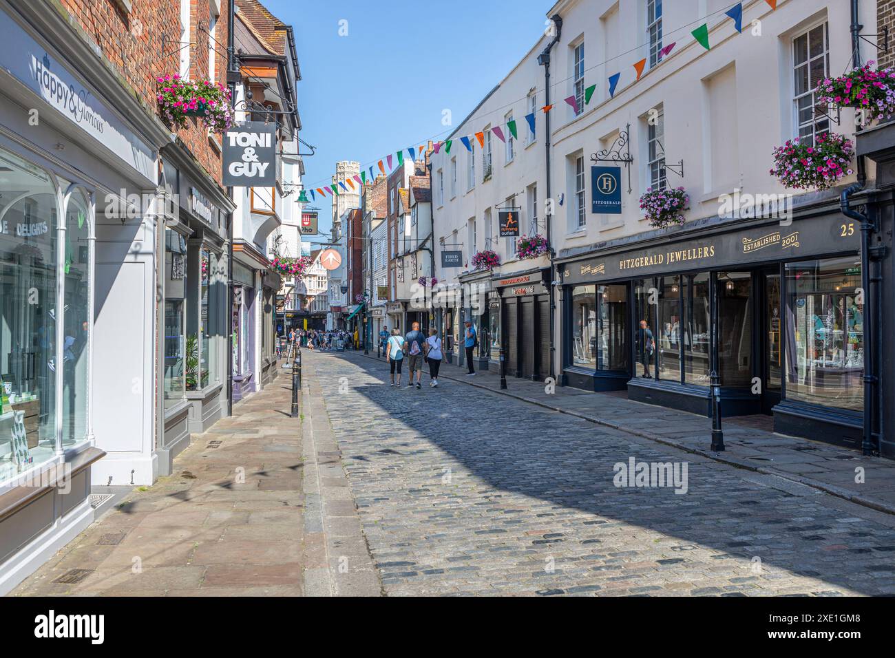 Touristes marchant le long de Burgate à Canterbury, Kent. Banque D'Images