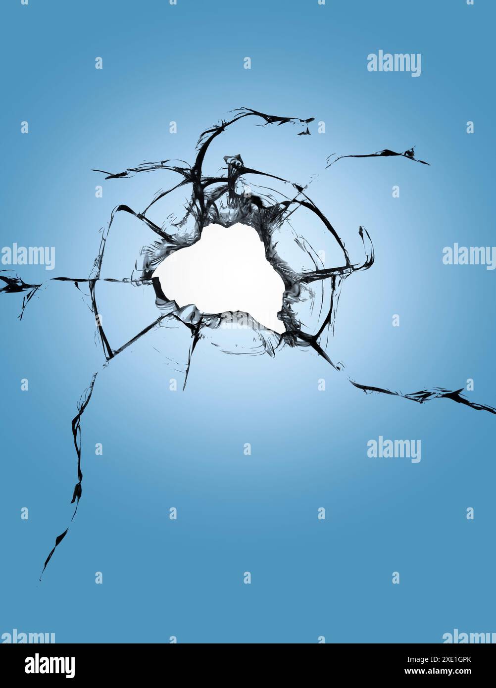 Fissures sur le verre bleu, une fenêtre cassée après le décorticage. Effet de destruction lors du bombardement Banque D'Images