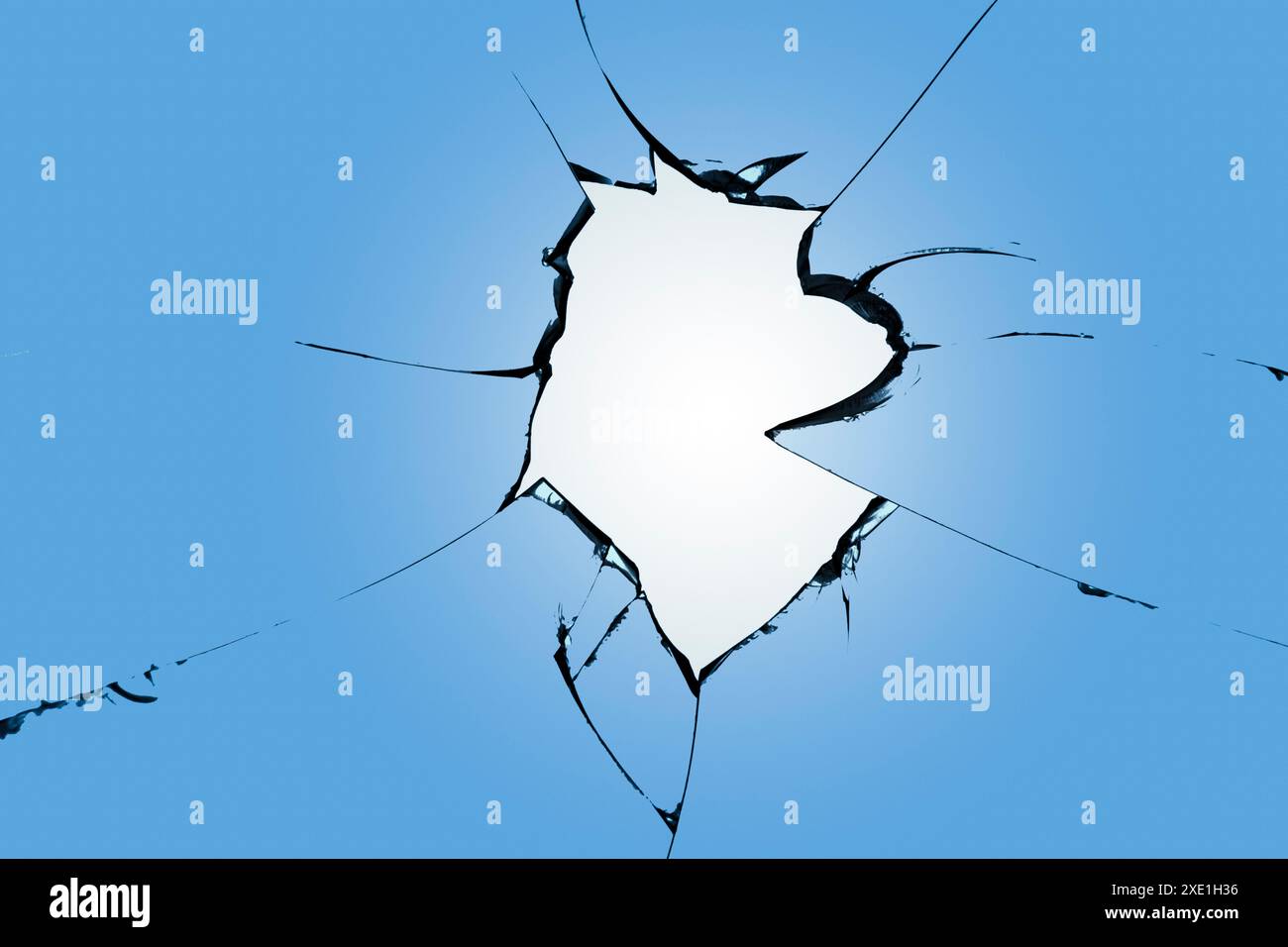 Fissures sur le verre bleu, une fenêtre cassée après le décorticage. Effet de destruction lors du bombardement Banque D'Images