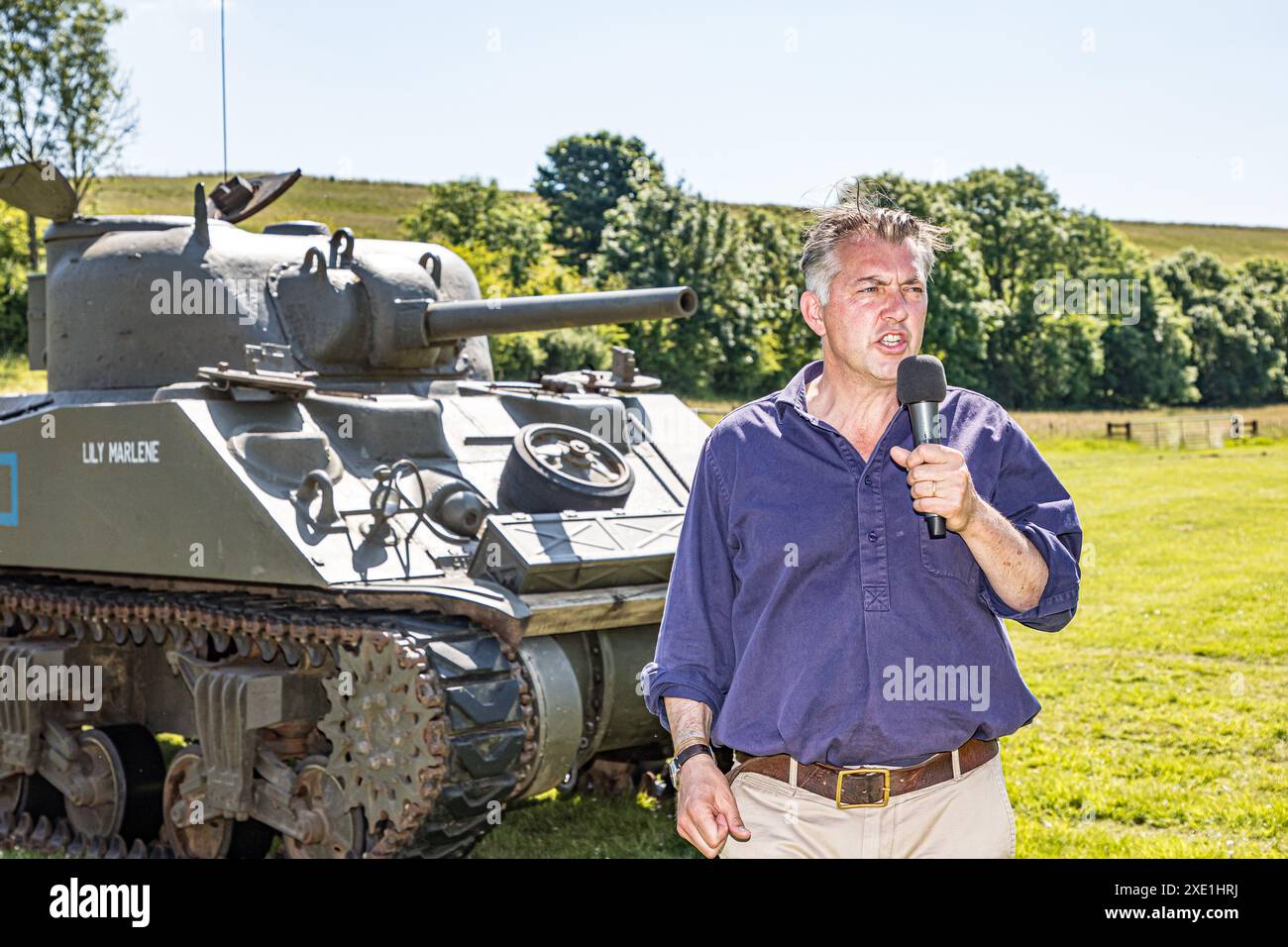 BROADCHALKE, SALISBURY, WILTSHIRE, ROYAUME-UNI, 25 JUIN, 2024. James Holland, historien, auteur et diffuseur, debout devant un char appelé Lily Marlene alors qu'il s'adressait à un public d'écoliers au plus grand festival d'histoire du Royaume-Uni. Crédit John Rose/Alamy Live News Banque D'Images