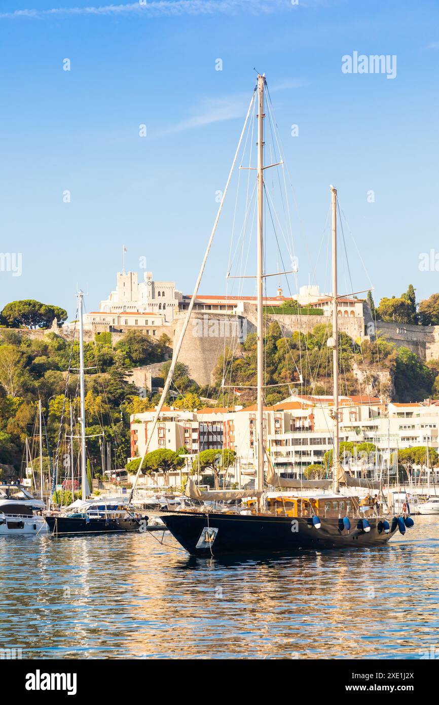 Monte Carlo, Monaco - Port Hercule avec des yachts de luxe, des bateaux et des paysages Banque D'Images