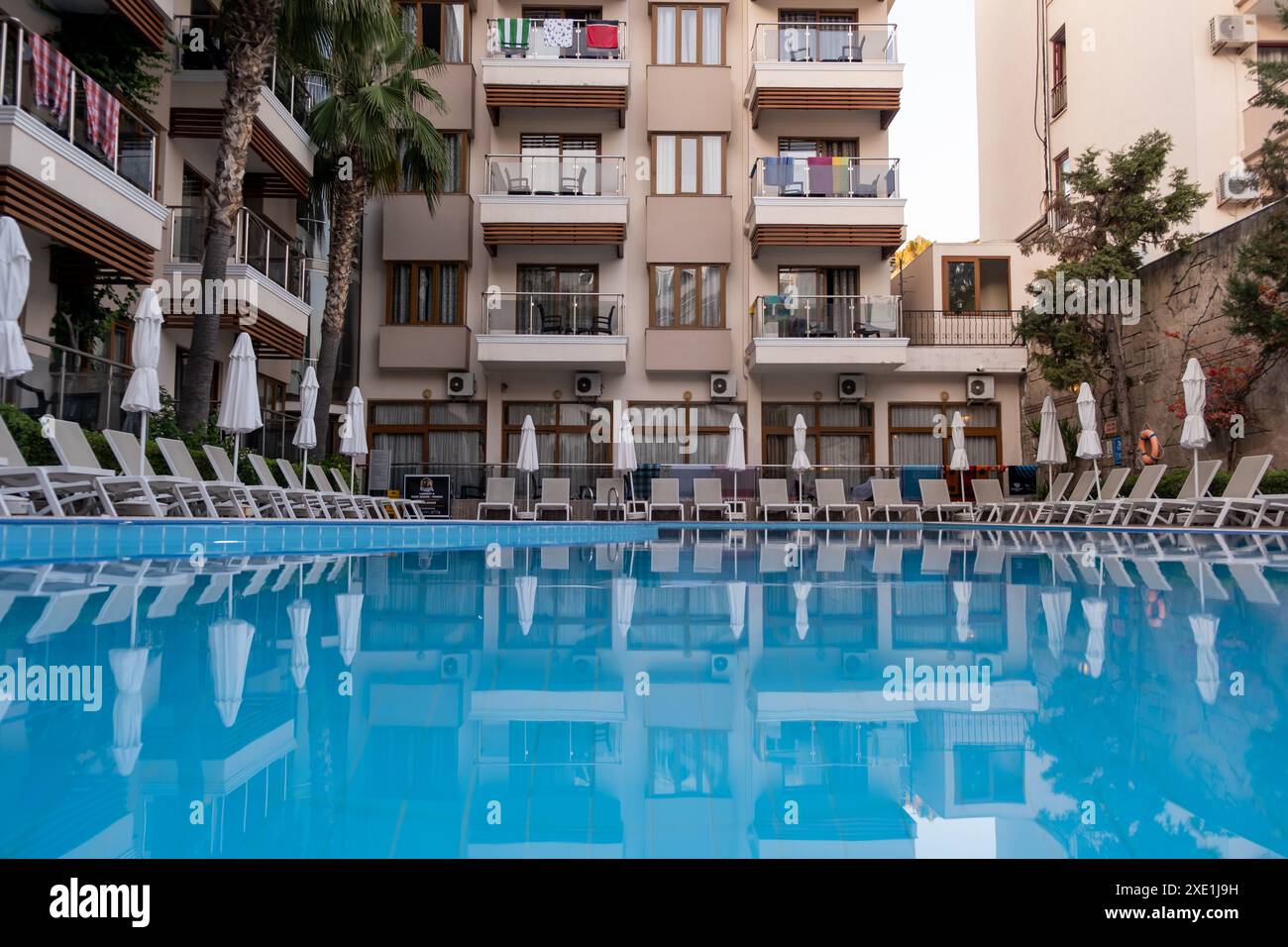 Hôtel de luxe avec piscine, palmiers, chaises longues Banque D'Images