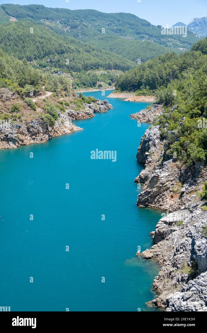 Vue sur la rivière bleue Dimchay dans la région d'Alanya. Banque D'Images