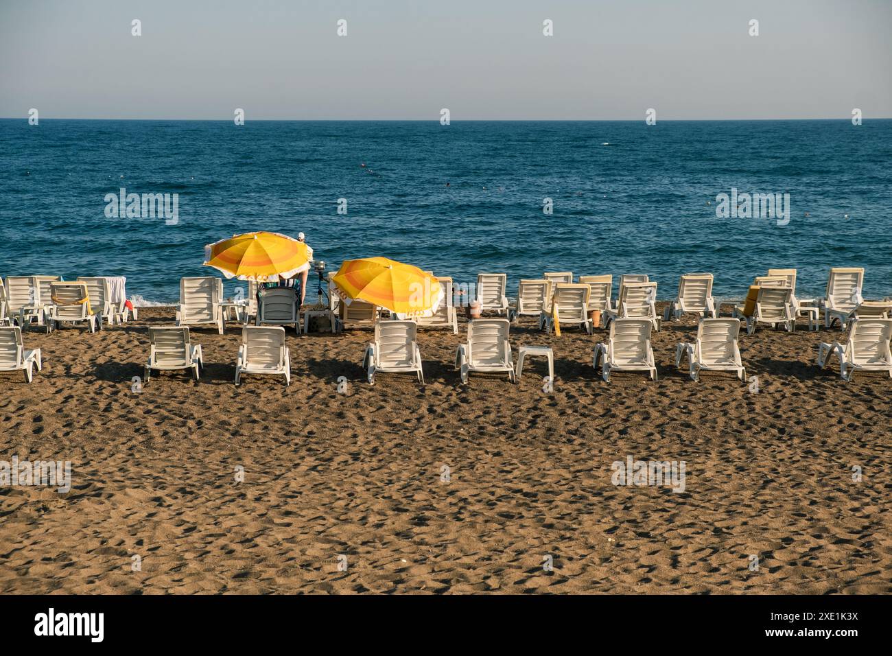 Parasols et chaises longues dans l'état assemblé sur la plage. Banque D'Images