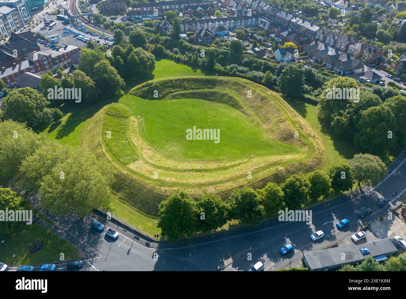 Dorchester, Dorset, Royaume-Uni. 25 juin 2024. Météo britannique. Vue aérienne de l'amphithéâtre Maumbury Rings à Dorchester dans le Dorset par une journée de soleil brûlant. Maumbury Rings est un henge néolithique situé dans le sud de Dorchester. Pendant l'occupation romaine, le site a été adapté comme amphithéâtre pour l'usage des citoyens de la ville romaine voisine de Durnovaria (Dorchester). Crédit photo : Graham Hunt/Alamy Live News Banque D'Images
