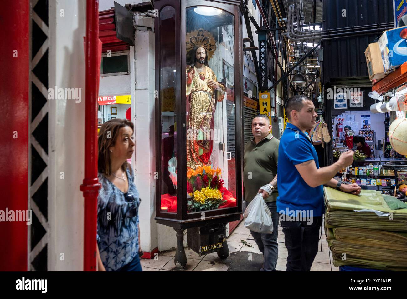 Peuple et statue de Jésus, marché central, San José, Costa, Rica Banque D'Images