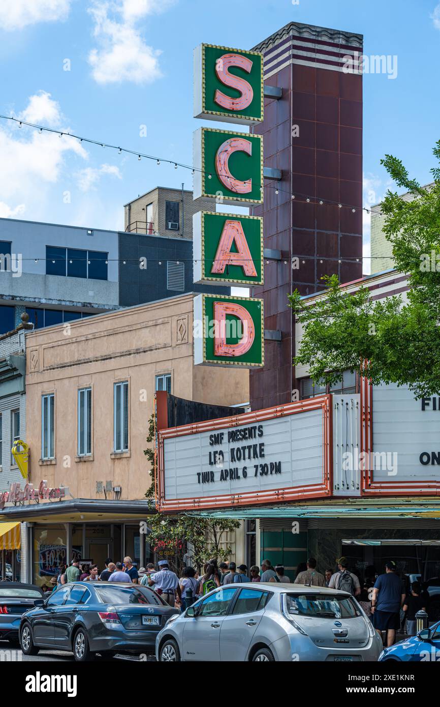 Une longue file pour Leopold's Ice Cream se forme sous le chapiteau du théâtre du SCAD (Savannah College of Art & Design) situé dans le centre-ville de Savannah, en Géorgie. Banque D'Images