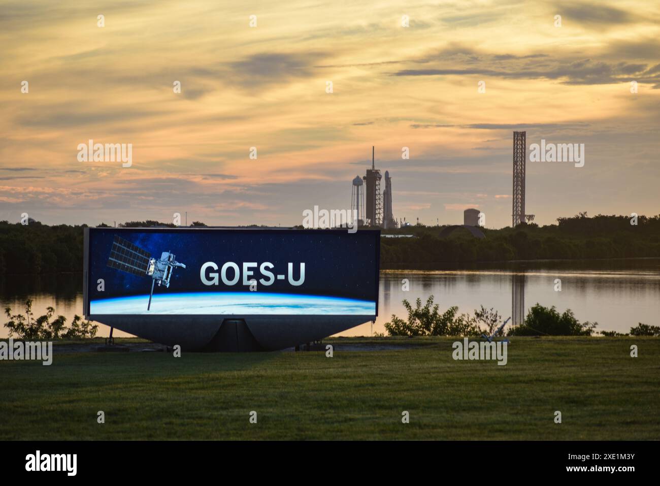 SpaceX Falcon Heavy au lever du soleil Banque D'Images