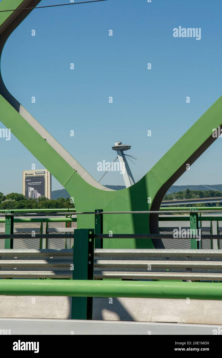 Le vieux pont sur le Danube avec le nouveau pont en arrière-plan. Bratislava. Slovaquie. Banque D'Images