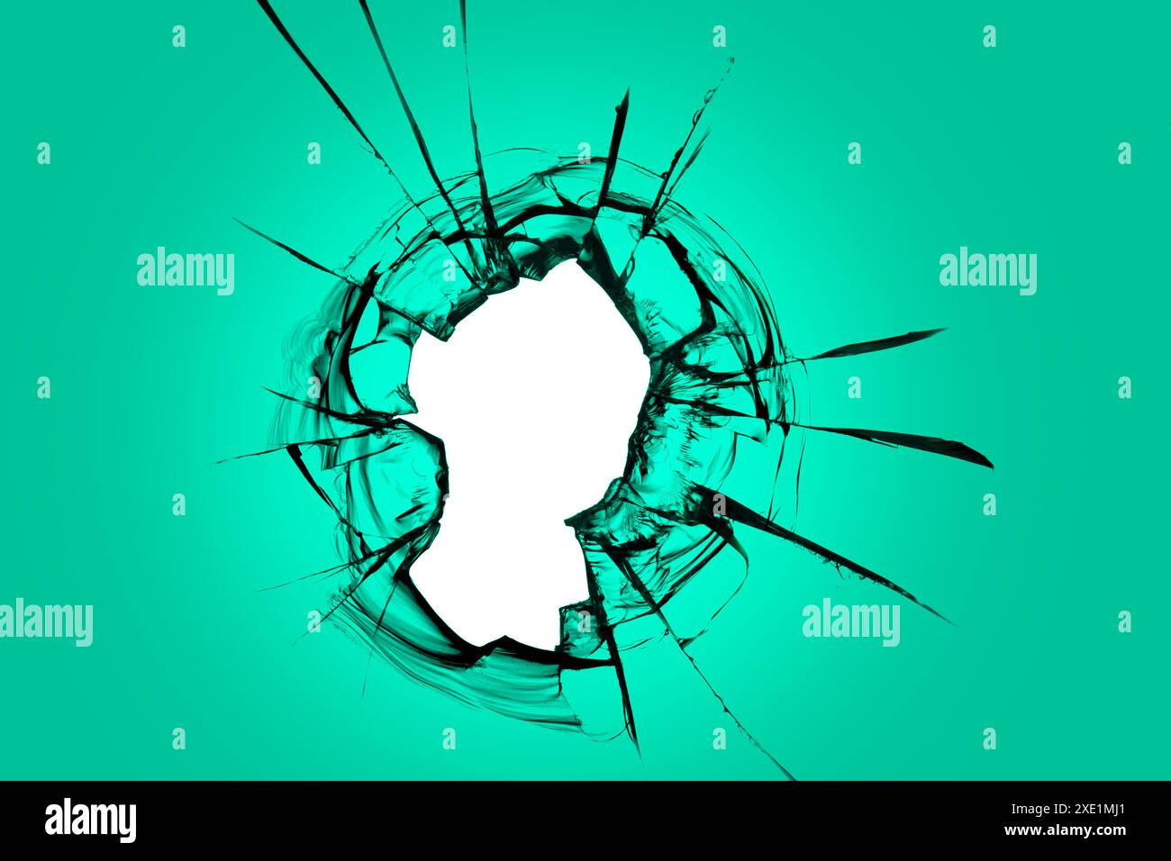 Un trou dans le verre vert. Fenêtre cassée avec texture de fissures, effet pour les solutions de conception. Banque D'Images