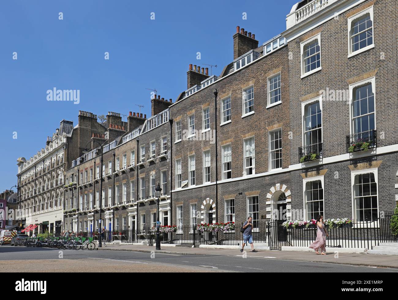 Maisons de ville géorgiennes sur le côté nord de Bedford Square et Bayley Street, Bloomsbury, Londres, Royaume-Uni Banque D'Images