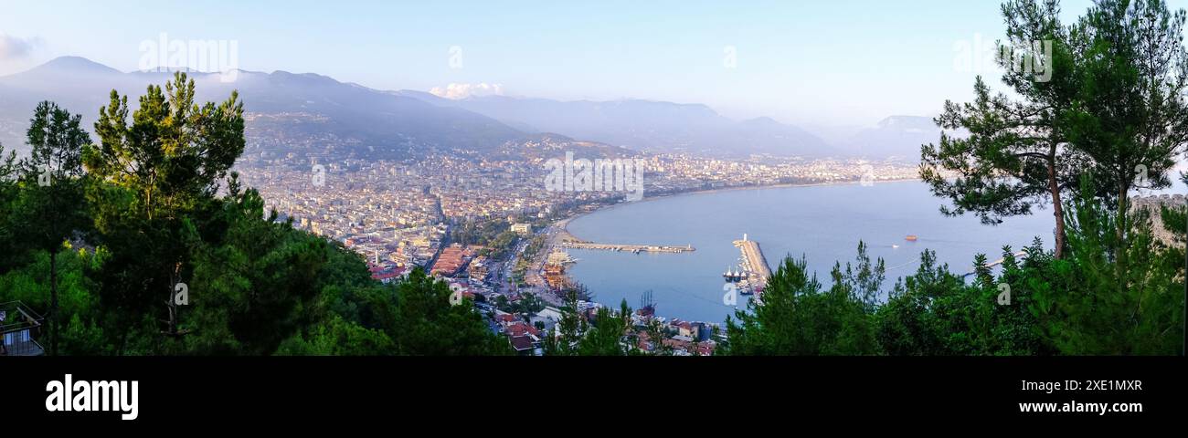 Profitez de la vue imprenable sur Alanya depuis la terrasse d'observation Banque D'Images