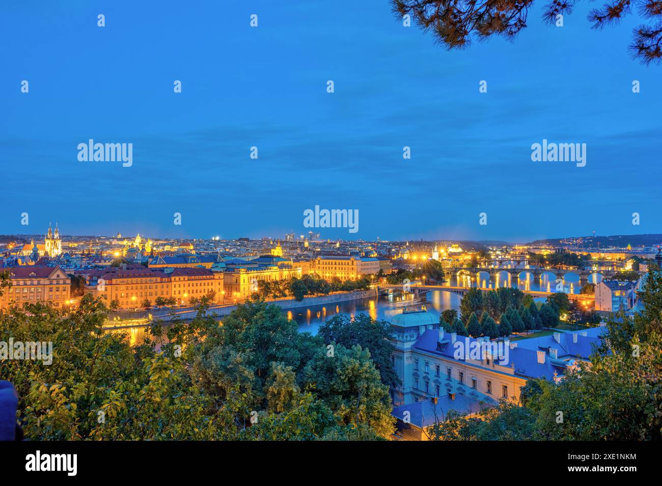 Vue sur Prague avec la rivière Vltava et le pont Charles la nuit Banque D'Images