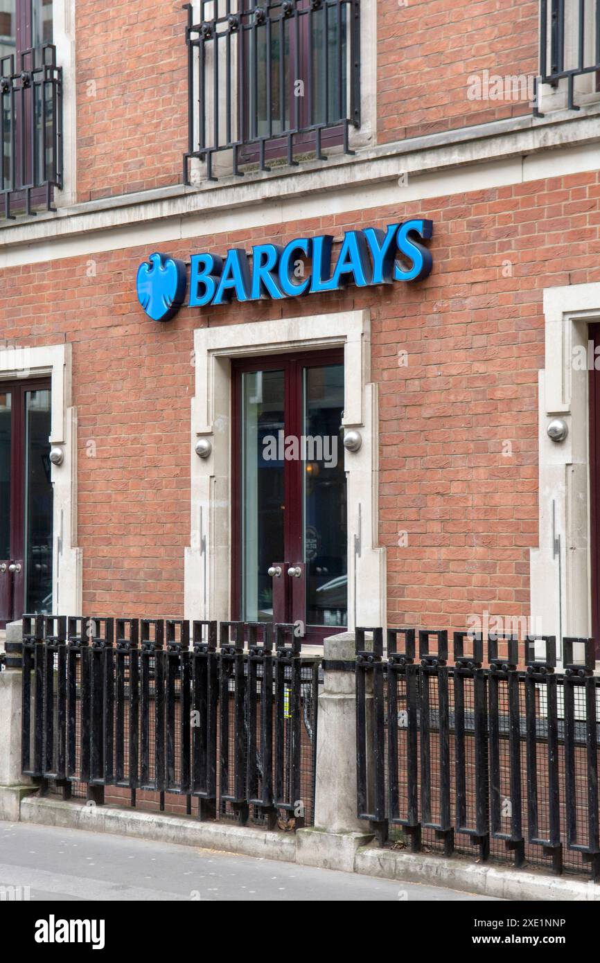Londres, Royaume-Uni - 8 mai 2023 : Une succursale de Londres Barclays. Barclays est une banque universelle multinationale britannique, Banque D'Images