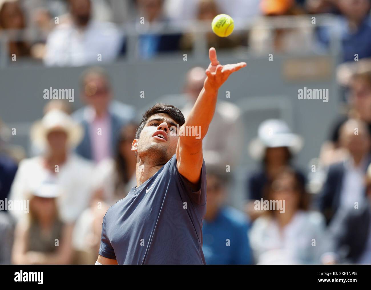 Joueur de tennis espagnol Carlos Alcaraz en action à l'Open de France, Roland Garros, Paris, France. Banque D'Images