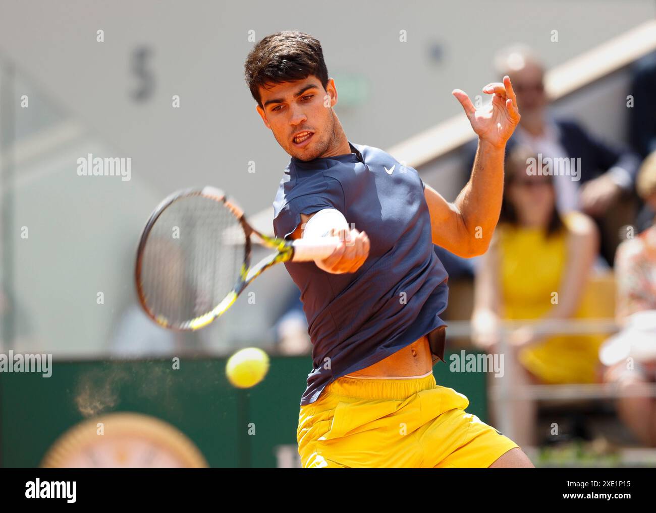 Joueur de tennis espagnol Carlos Alcaraz en action à l'Open de France, Roland Garros, Paris, France. Banque D'Images