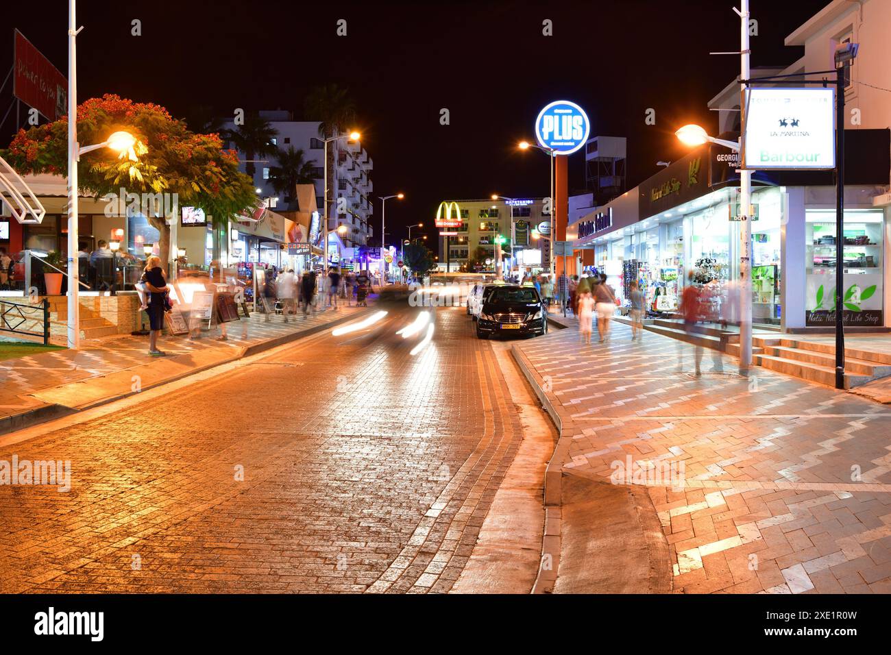 Protaras, Chypre - 6 octobre. 2019. La vue générale de la rue Protara la nuit Banque D'Images