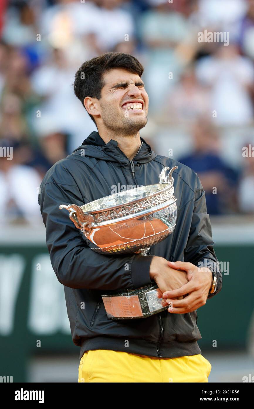 Carlos Alcaraz, vainqueur de l'Open de France 2024, avec le trophée à