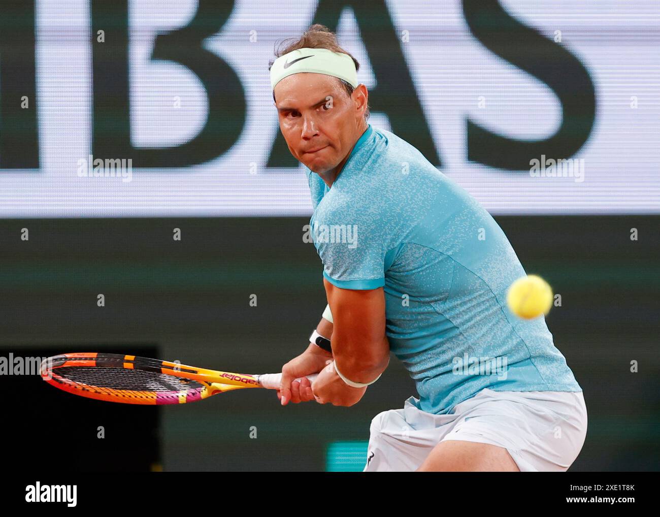 Le joueur de tennis espagnol Rafael Nadal en action à l'Open de France, Roland Garros, Paris, France. Banque D'Images