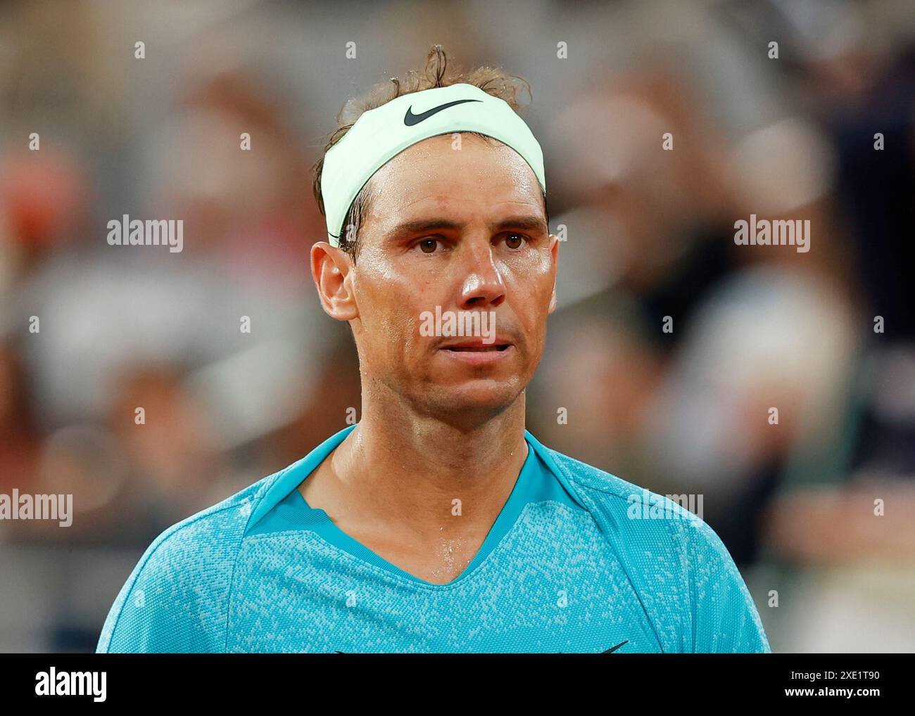 Le joueur de tennis espagnol Rafael Nadal semble triste à l'Open de France, Roland Garros, Paris, France. Banque D'Images
