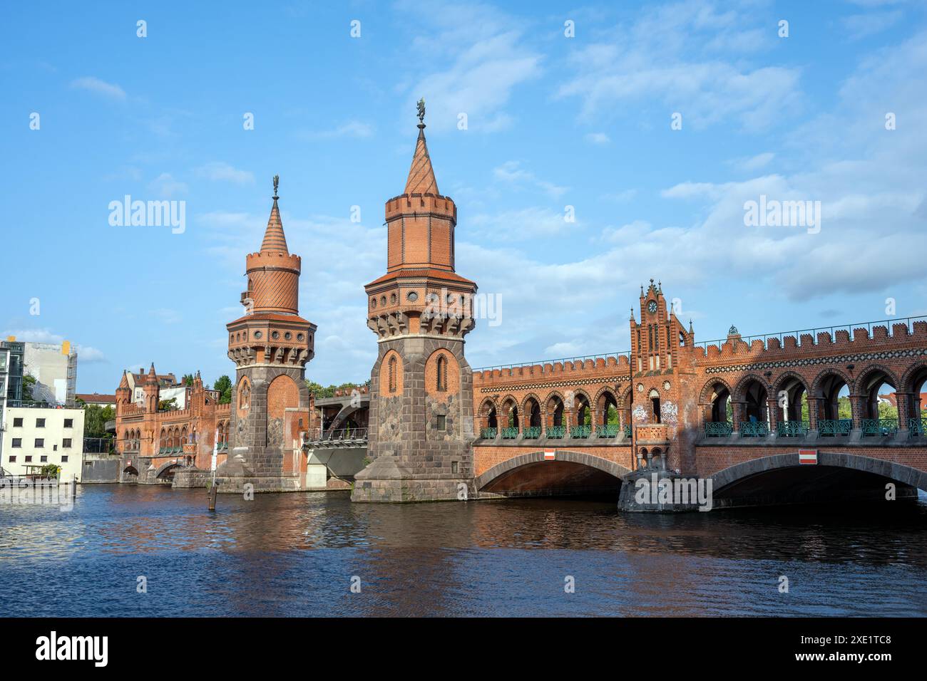 Le célèbre Oberbaumbruecke de l'autre côté de la rivière Spree à Berlin, en Allemagne Banque D'Images