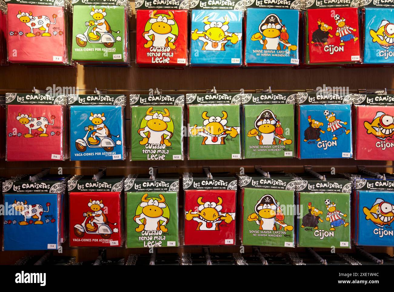 Funny t-shirts, commerce de souvenirs, Gijón Asturias, Espagne. Banque D'Images
