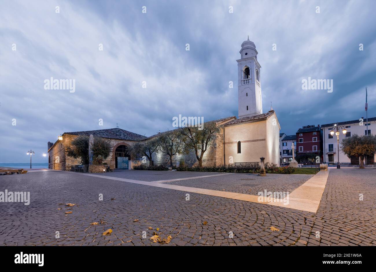Vue sur le port de Lazise dans la ville de Lazise en Italie Banque D'Images