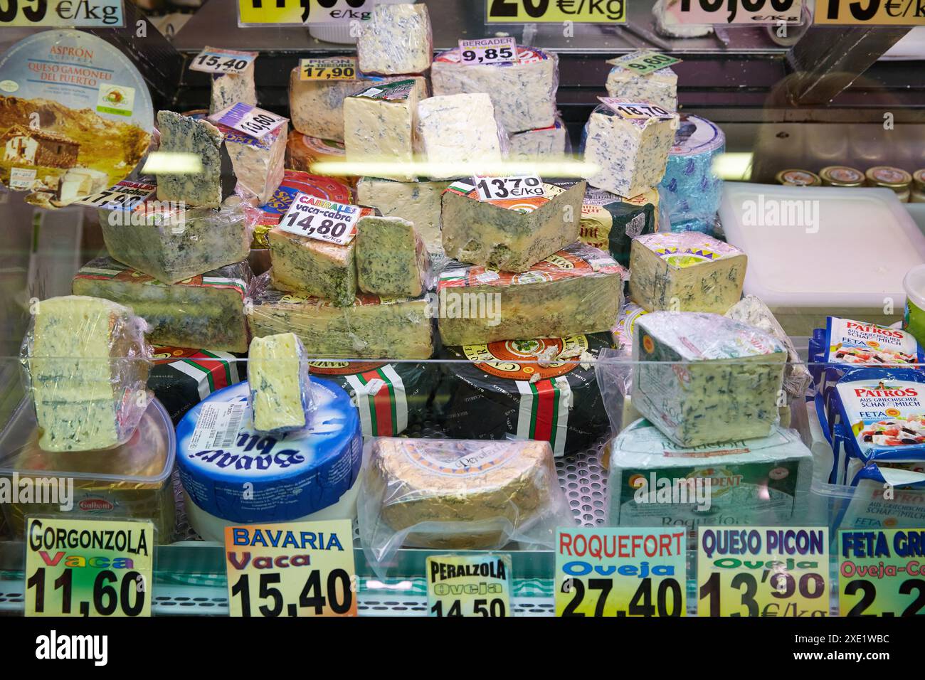 L'asturien de fromages, marché Fontan, Oviedo, Asturias, Espagne. Banque D'Images