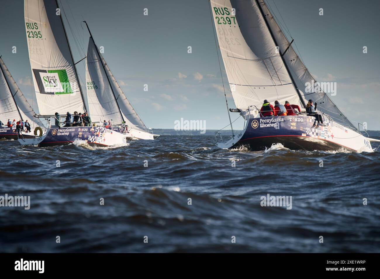 Russie,. Pétersbourg, 07 juillet 2023 : la course à la voile, peu de bateaux dans un rouleau vont à grande vitesse, les voiliers sont en régate au soleil Banque D'Images