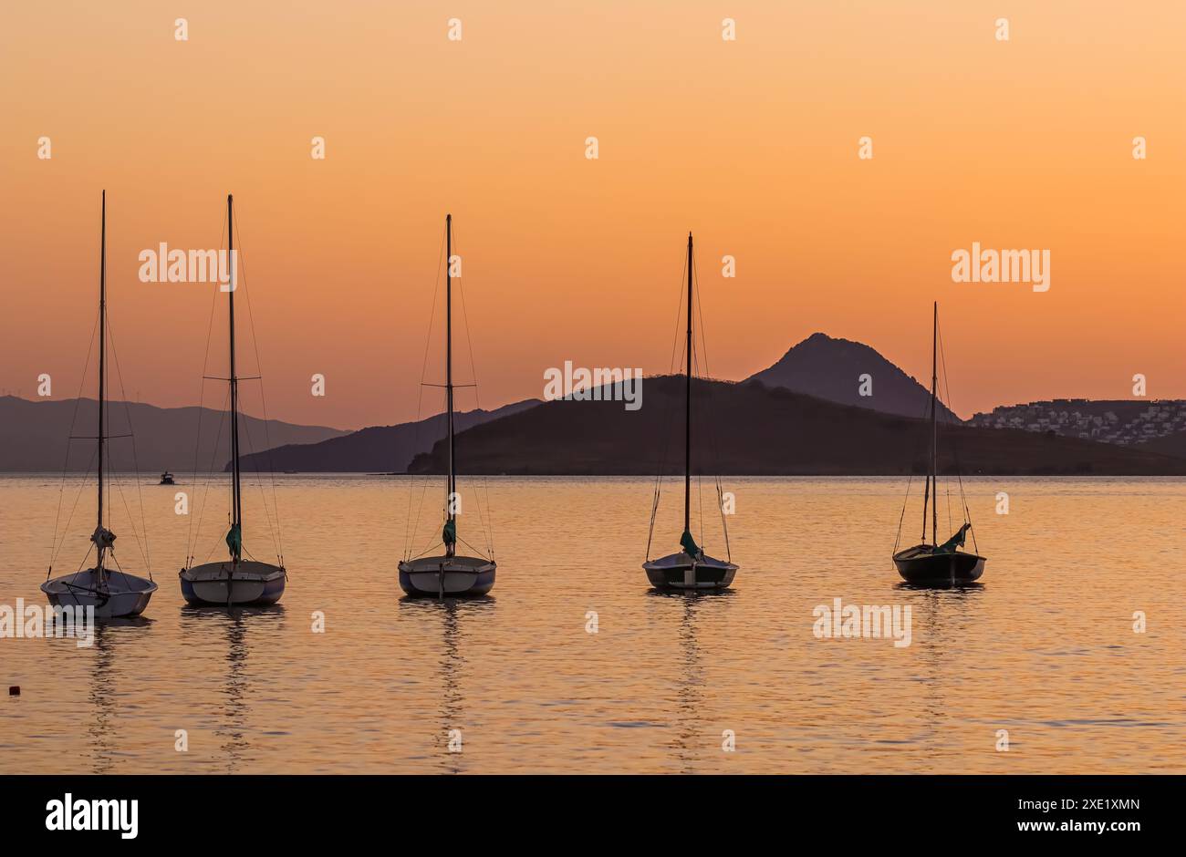 Beau coucher de soleil sur la mer Égée avec des îles et des voiliers. Paysage marin, voyage et concept de nature Banque D'Images