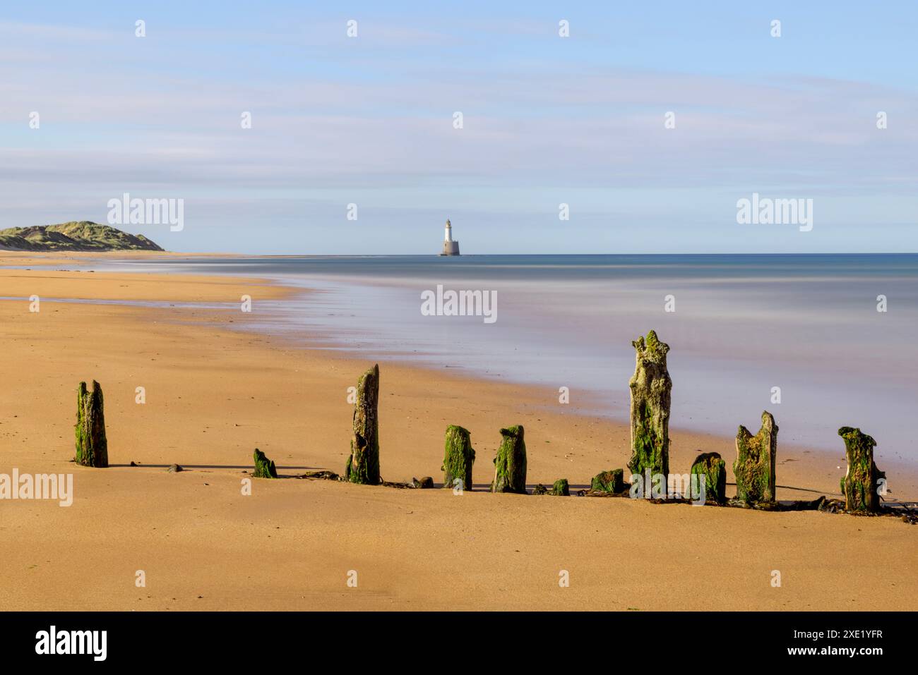 Le phare de Rattray Head se dresse sentinelle au-dessus des bancs de sable perfides de Rattray Head, où les restes squelettiques des épaves en bois servent de Banque D'Images