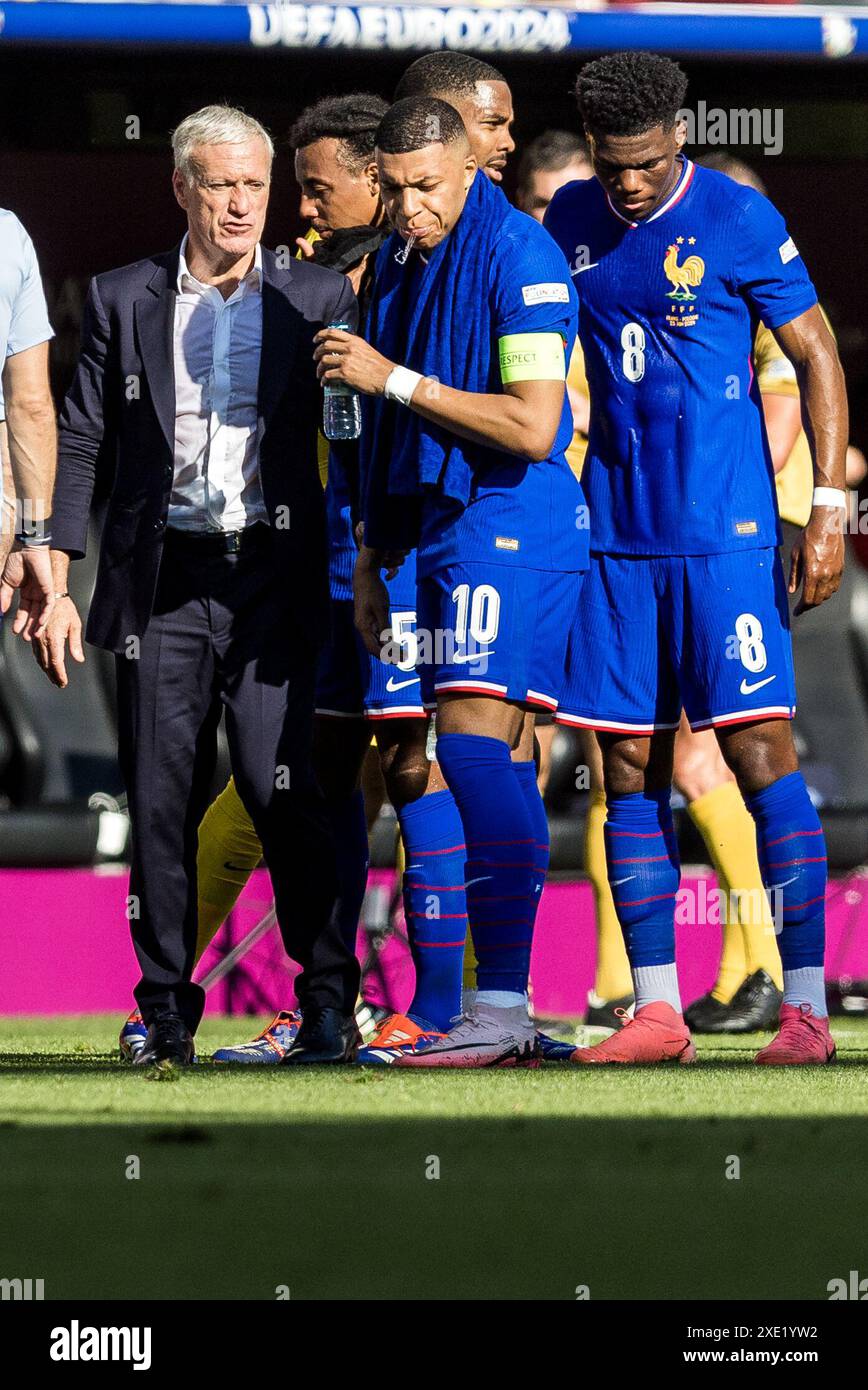 BVB Stadion Dortmund, Dortmund, Allemagne. 25 juin 2024. Euro 2024 Groupe d Football, France contre Pologne ; l'entraîneur Didier Deschamps (FRA) vérifie l'état de santé de Kylian Mbappe (FRA) crédit : action plus Sports/Alamy Live News Banque D'Images