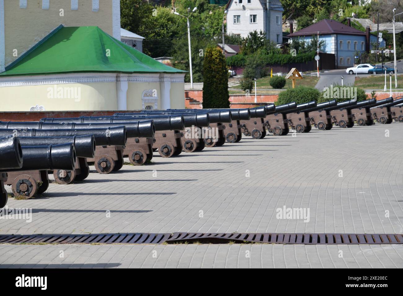 Voronej, Russie - 23 août. 2018. Canons anciens sur des chariots en bois sur le quai de l'Admiralteiskaya Banque D'Images