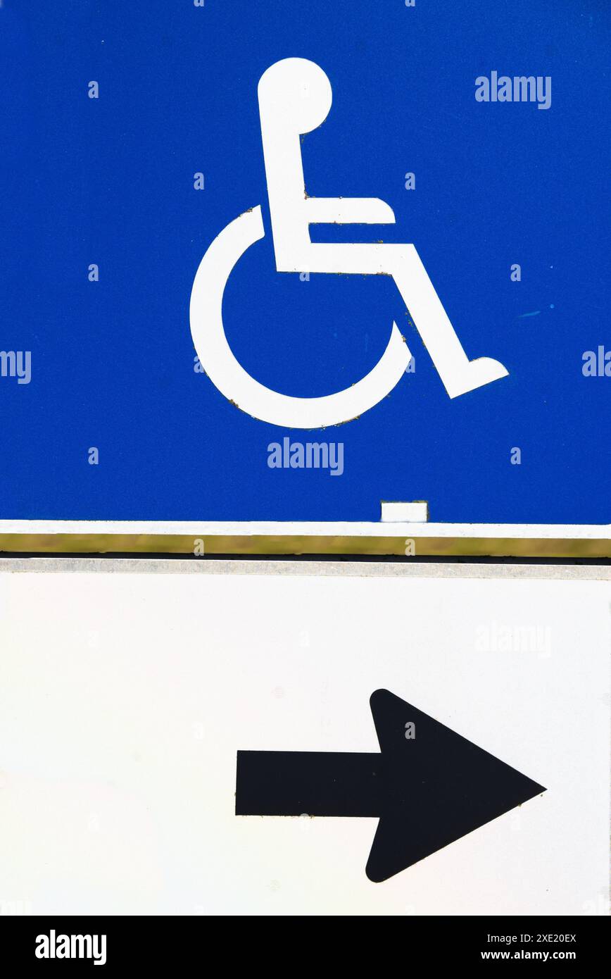 Panneau d'information bleu pour les utilisateurs de fauteuils roulants - sans obstacle et accessible aux handicapés Banque D'Images