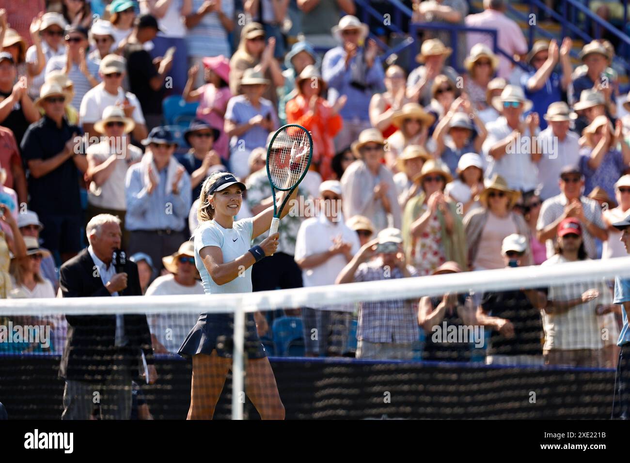 Devonshire Park, Eastbourne, East Sussex, Angleterre. 25 juin 2024. Rothesay International Eastbourne, jour 2, Katie Boulter (GBR) célèbre sa victoire après avoir battu Petra Martic (CRO), en simple femme. Crédit : action plus Sports images/Alamy Live News Banque D'Images